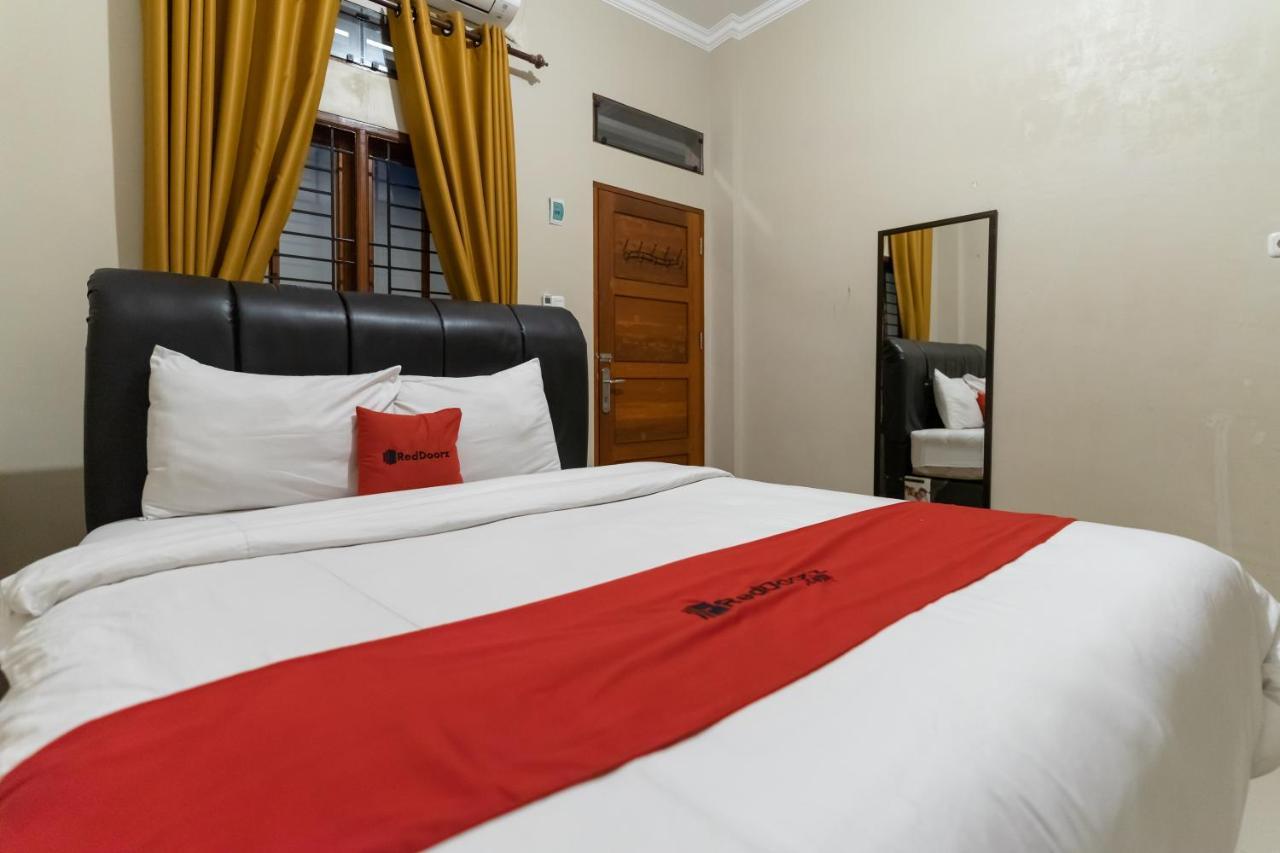 Reddoorz At Joyce Guest House Medan Bagian luar foto