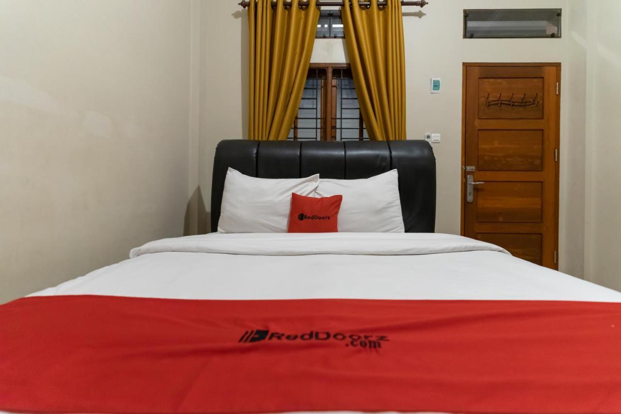 Reddoorz At Joyce Guest House Medan Bagian luar foto
